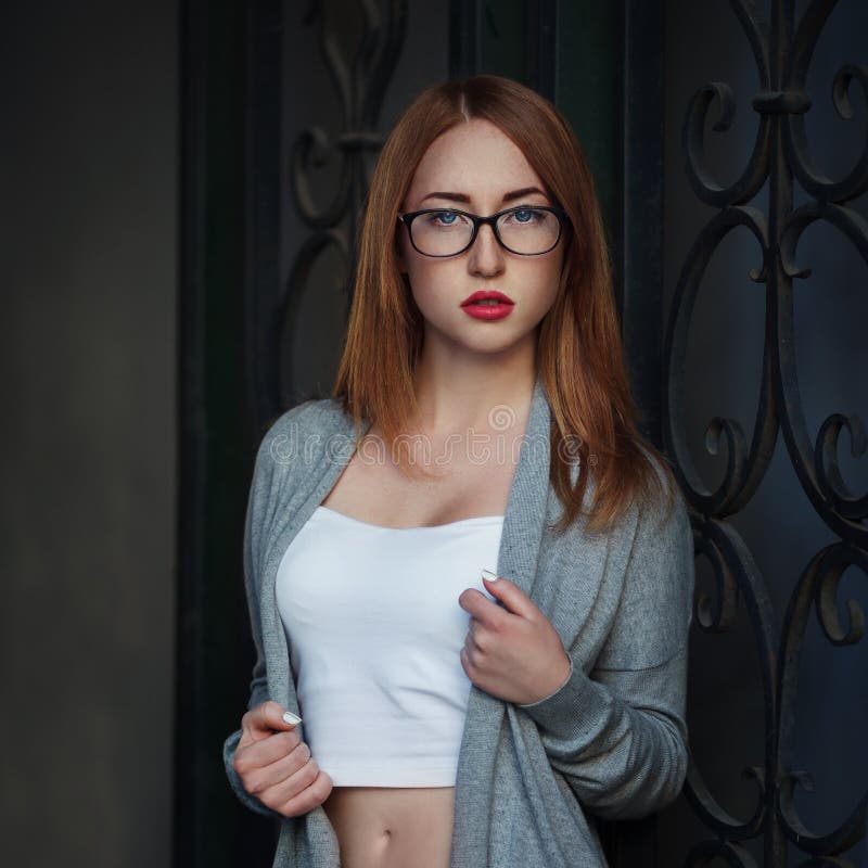 Schönes redhair junge Frau in zufälligem schließt und Gläser Art und Weisefoto lizenzfreies stockfoto Schönes redhair junge Frau in zufälligem schließt und Gläser Art und Weisefoto lizenzfreies stockfoto