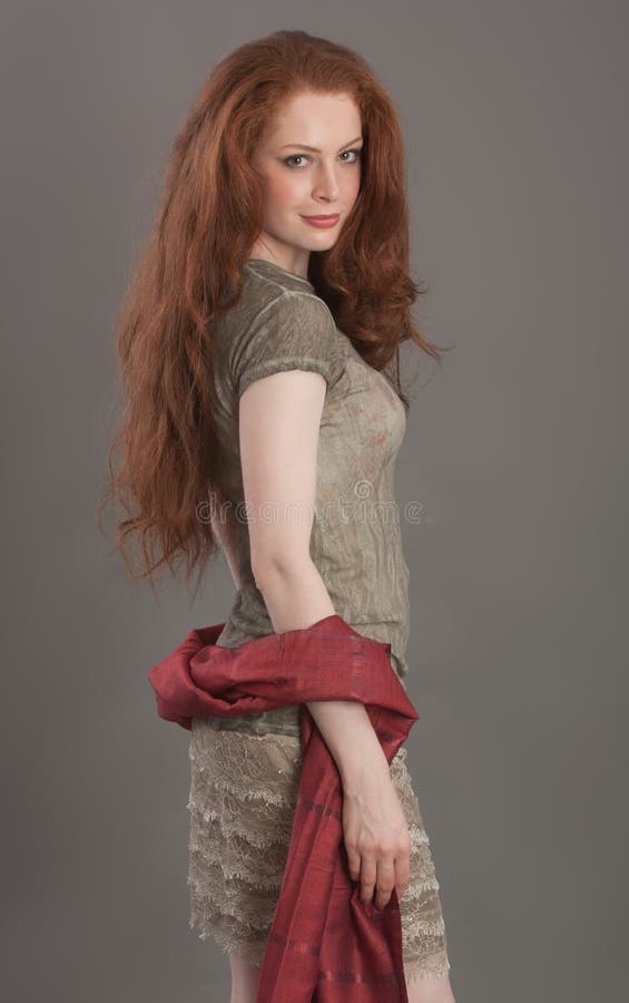 Schönes Redheadmädchen stockfoto