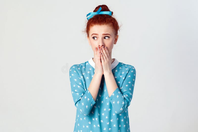 Schönes Rothaarigemädchen in blauem Kleid-doesn ` t möchten Gerüchte oder etwas vertrauliche Information verbreiten lizenzfreie stockfotografie Schönes Rothaarigemädchen in blauem Kleid-doesn ` t möchten Gerüchte oder etwas vertrauliche Information verbreiten lizenzfreie stockfotografie