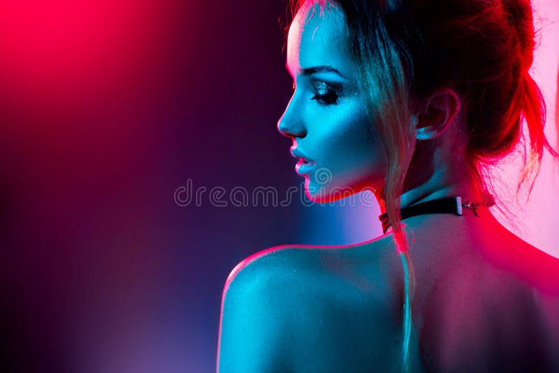 Schönes sexy Mädchen mit modischem Make-up stockbild Schönes sexy Mädchen mit modischem Make-up stockbild