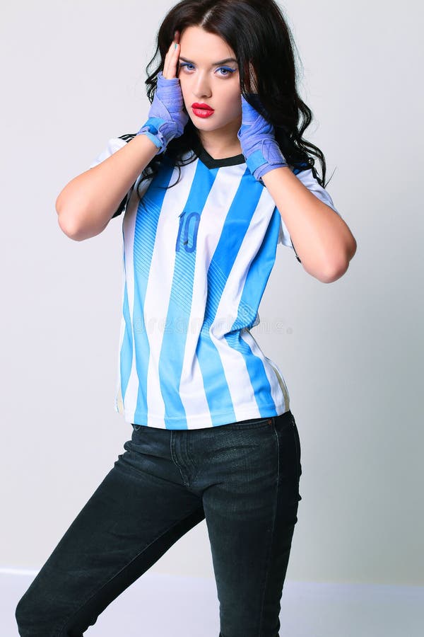 Schönes sinnliches Mädchen mit dem dunklen Haar in der sportiven Kleidung stockfotografie Schönes sinnliches Mädchen mit dem dunklen Haar in der sportiven Kleidung stockfotografie