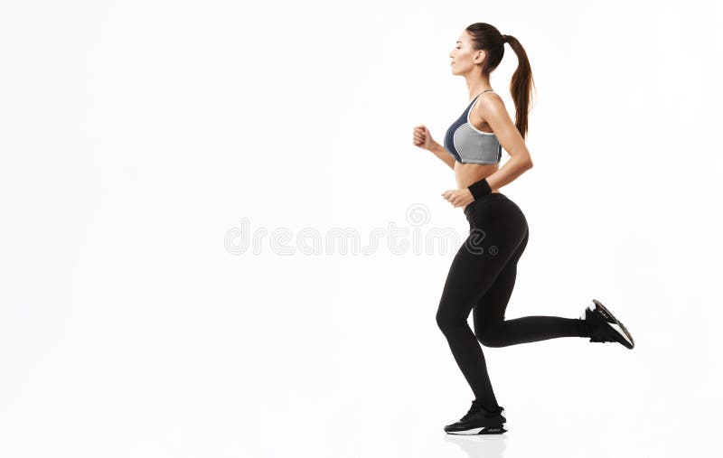 Schönes sportives Mädchen im Sportkleidungstraining, das über weißen Hintergrund läuft Kopieren Sie Platz lizenzfreies stockfoto Schönes sportives Mädchen im Sportkleidungstraining, das über weißen Hintergrund läuft Kopieren Sie Platz lizenzfreies stockfoto