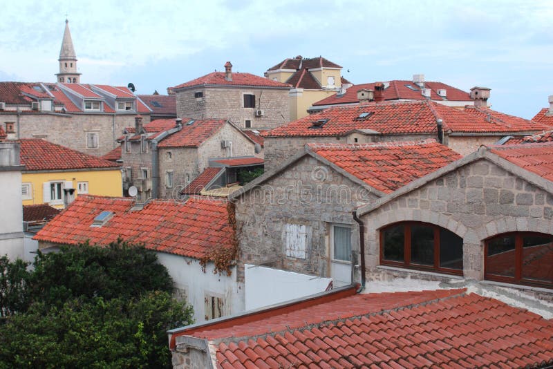 Schönes Stadtbild der alten Stadt von Budva mit roten mit Ziegeln gedeckten Dächern, Montenegro lizenzfreie stockbilder Schönes Stadtbild der alten Stadt von Budva mit roten mit Ziegeln gedeckten Dächern, Montenegro lizenzfreie stockbilder