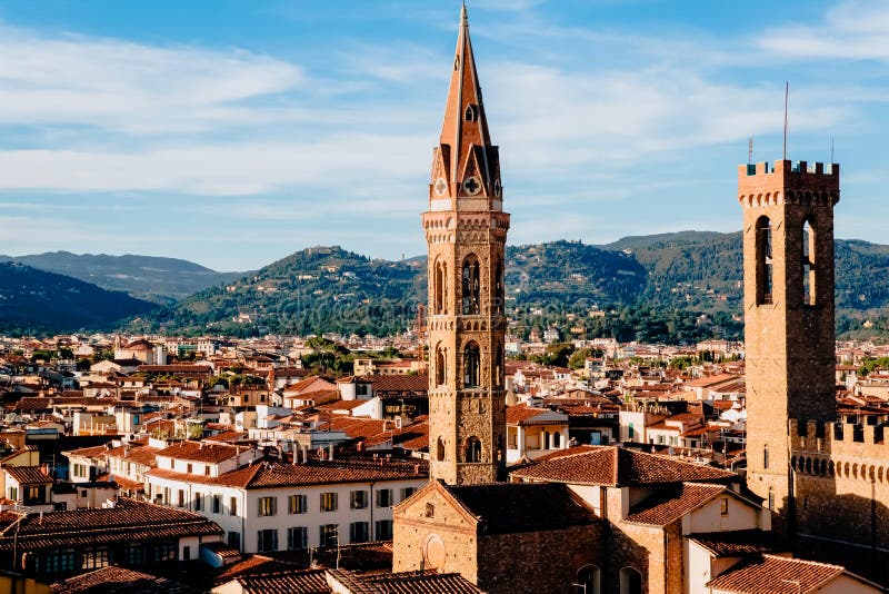 Schönes Stadtbild mit alten Gebäuden lizenzfreie stockbilder