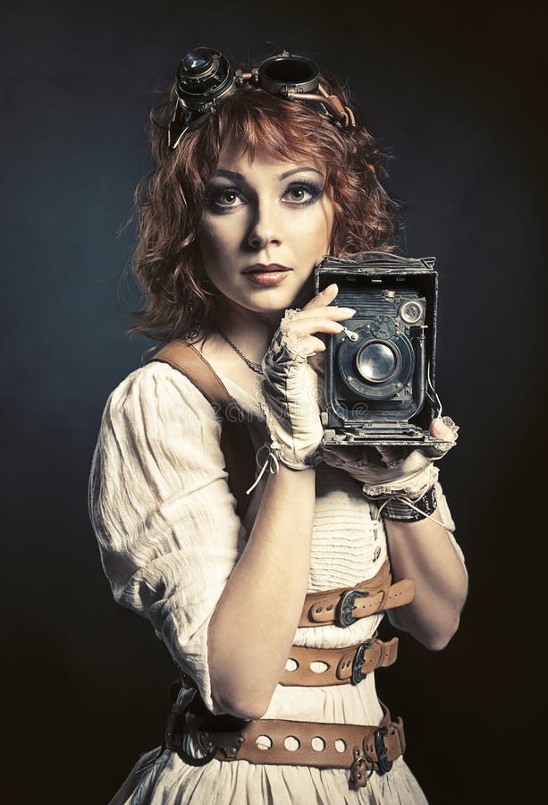Schönes steampunk Mädchen mit alter Kamera lizenzfreies stockbild Schönes steampunk Mädchen mit alter Kamera lizenzfreies stockbild