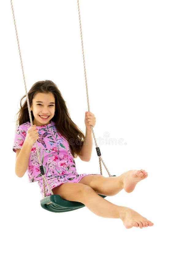 Schönes Teenager Schulmädchen, das auf einem Umschwung schwingt. Konzeptsommerferien. lizenzfreie stockfotos