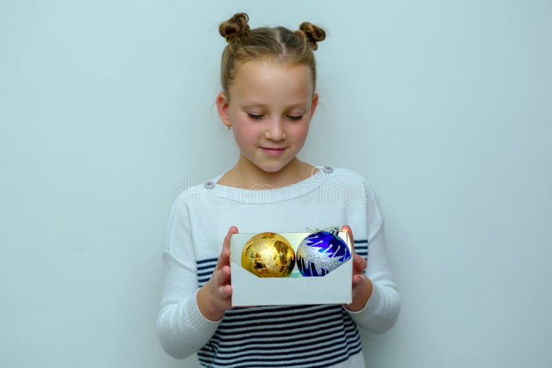 Schönes Teenagermädchen mit Haarbun mit Baubläschdekoration für Weihnastbaum stockbild Schönes Teenagermädchen mit Haarbun mit Baubläschdekoration für Weihnastbaum stockbild
