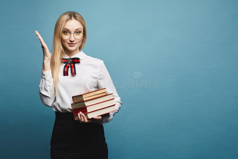 Schönes und modernes überraschtes blondes vorbildliches Mädchen im Eyewear, in der stilvollen Bluse und im schwarzen Spitzerock, stockfoto Schönes und modernes überraschtes blondes vorbildliches Mädchen im Eyewear, in der stilvollen Bluse und im schwarzen Spitzerock, stockfoto