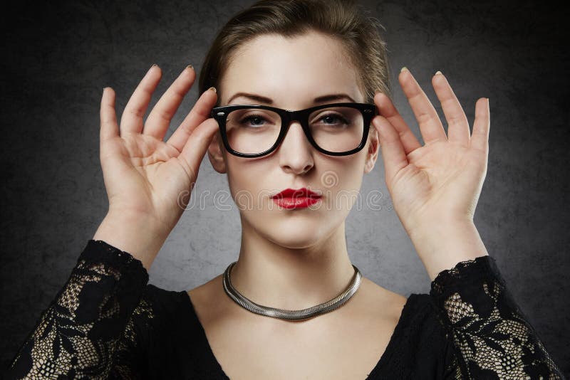 Schönes Verführungsfemme fatale in den nerdy Gläsern stockbild Schönes Verführungsfemme fatale in den nerdy Gläsern stockbild