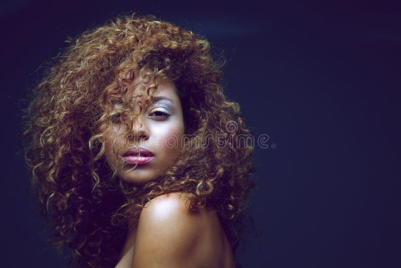 Schönes weibliches Mode-Modell mit dem gelockten Haar stockbilder Schönes weibliches Mode-Modell mit dem gelockten Haar stockbilder