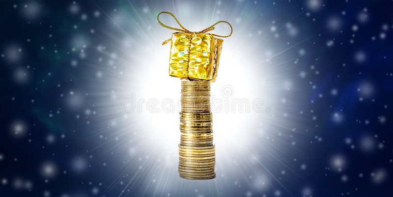Schönes Weihnachts- und des neuen Jahreshintergrund mit Münzen und Geschenkbox in Goldverpacken, fallendem Schnee und im freien R lizenzfreie stockfotos Schönes Weihnachts- und des neuen Jahreshintergrund mit Münzen und Geschenkbox in Goldverpacken, fallendem Schnee und im freien R lizenzfreie stockfotos