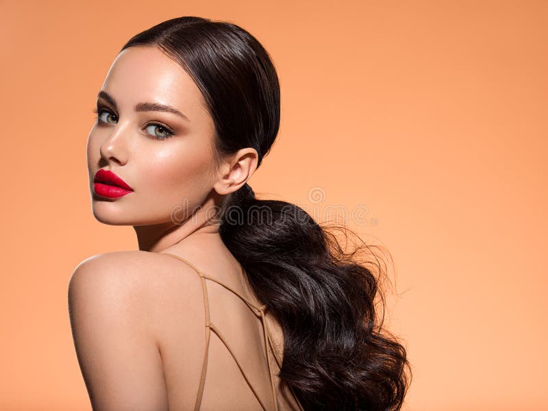 Schönes weißes Mädchen mit einem roten Lippenstift auf Lippen. Betäubung brunette Mädchen mit langem Haarendstück. Nahaufnahmegesi stockbilder