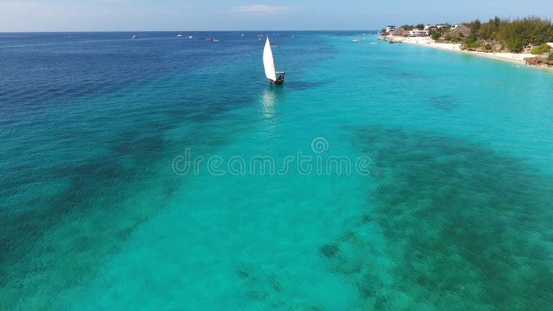 Schönes weißes Segelboot, das in den Ozean schwimmt lizenzfreie stockfotos Schönes weißes Segelboot, das in den Ozean schwimmt lizenzfreie stockfotos