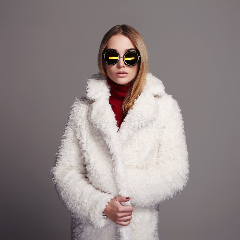 Schönes Wintermädchen im weißen Pelz und in der Sonnenbrille Schönes Mädchen lokalisiert auf weißem Hintergrund Junge Frau 15 lizenzfreie stockfotos Schönes Wintermädchen im weißen Pelz und in der Sonnenbrille Schönes Mädchen lokalisiert auf weißem Hintergrund Junge Frau 15 lizenzfreie stockfotos