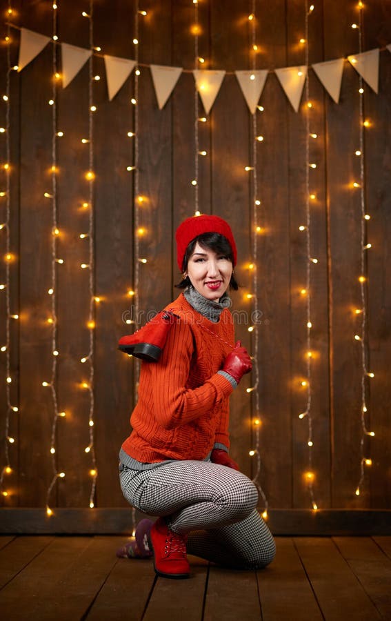 Schönheit bindet ihre Spitzee auf dunklem hölzernem Hintergrund, Weihnachtslichtern und Flaggen, Feiertagskonzept Angekleidet im lizenzfreie stockbilder Schönheit bindet ihre Spitzee auf dunklem hölzernem Hintergrund, Weihnachtslichtern und Flaggen, Feiertagskonzept Angekleidet im lizenzfreie stockbilder
