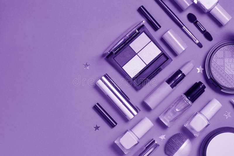 Schönheit, dekorative Kosmetik Ultravioletter Make-upbürstensatz und Farblidschattenpalette, flache Lage, Draufsicht, Minimalisti stockbilder Schönheit, dekorative Kosmetik Ultravioletter Make-upbürstensatz und Farblidschattenpalette, flache Lage, Draufsicht, Minimalisti stockbilder
