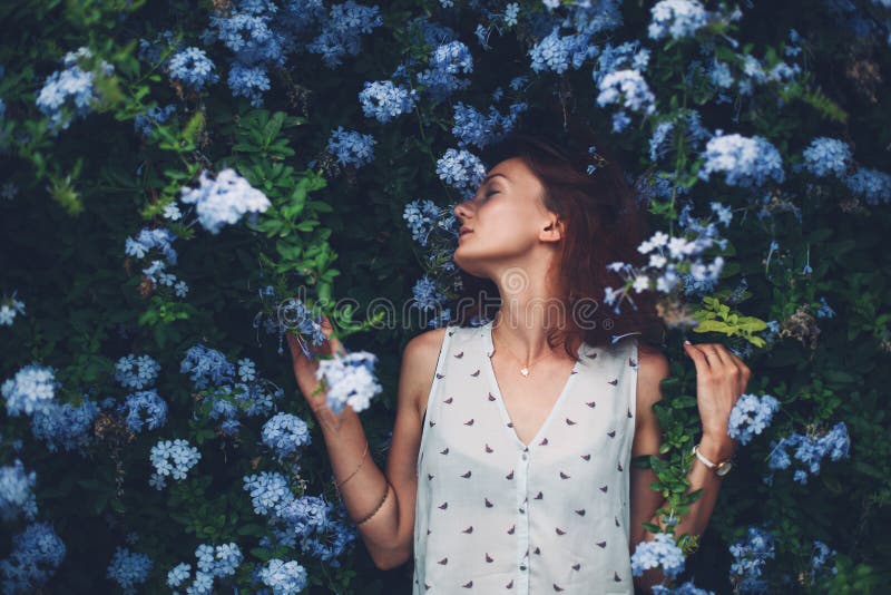 Schönheit in der Natur Frauen-Porträt auf Blumenhintergrund stockfotos Schönheit in der Natur Frauen-Porträt auf Blumenhintergrund stockfotos