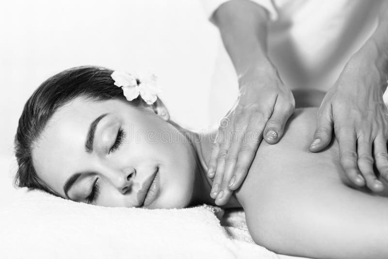 Schönheit, die auf Massagetabelle liegt und Massage genießt lizenzfreie stockfotos Schönheit, die auf Massagetabelle liegt und Massage genießt lizenzfreie stockfotos
