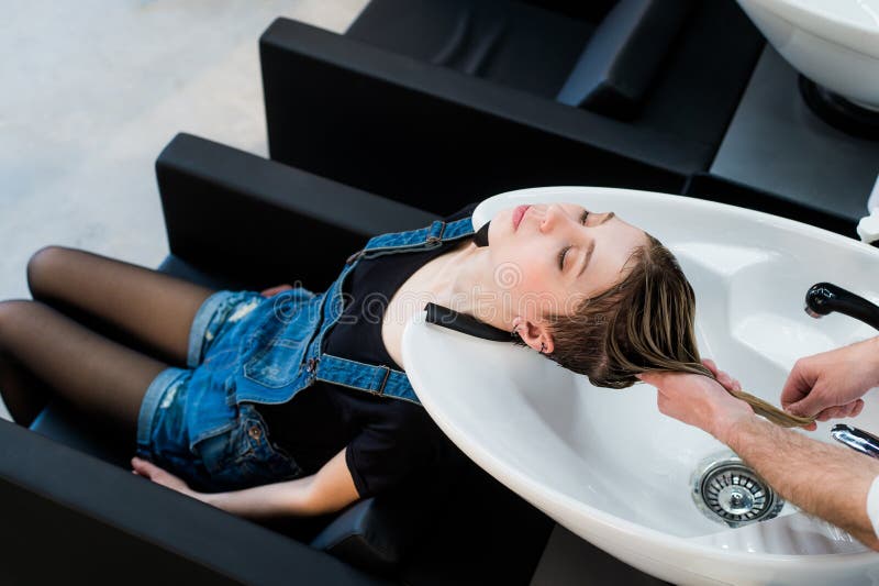 Schönheit, die eine Haarwäsche im Schönheitssalon erhält stockbild Schönheit, die eine Haarwäsche im Schönheitssalon erhält stockbild