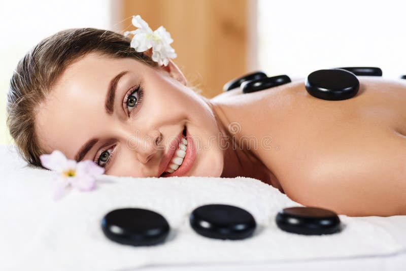 Schönheit, die eine Warmsteinmassage genießt lizenzfreies stockbild Schönheit, die eine Warmsteinmassage genießt lizenzfreies stockbild