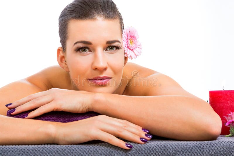 Schönheit, die eine Warmsteinmassage genießt lizenzfreie stockfotos Schönheit, die eine Warmsteinmassage genießt lizenzfreie stockfotos