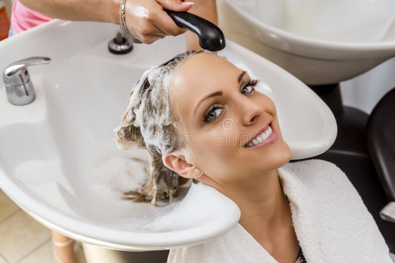 Schönheit, die Haarwäsche in einem Friseursalon erhält stockbild Schönheit, die Haarwäsche in einem Friseursalon erhält stockbild