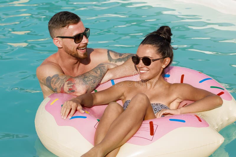 Schönheit, die heißen Sommertag am Poolside genießt lizenzfreies stockbild Schönheit, die heißen Sommertag am Poolside genießt lizenzfreies stockbild