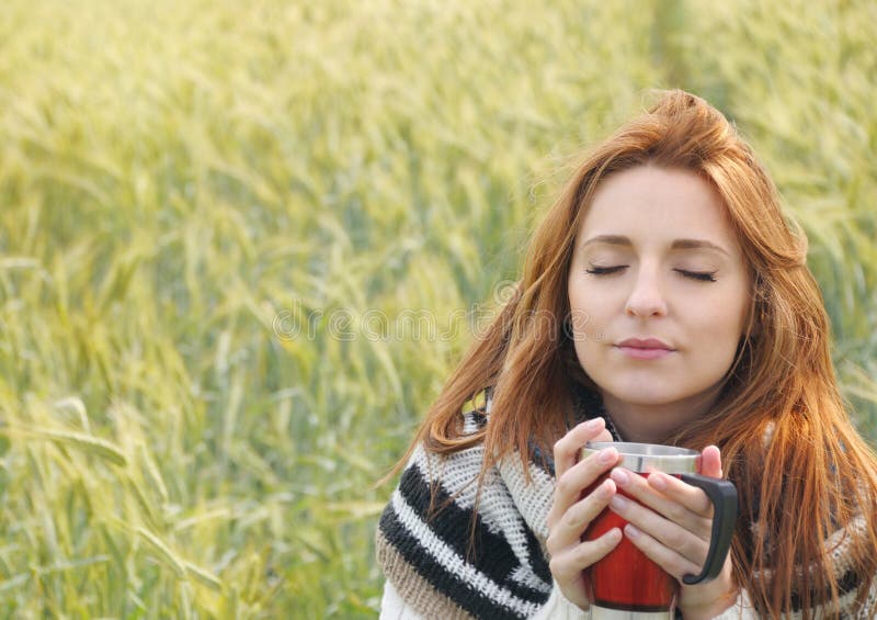 Schönheit, die heißes Getränk am Herbstkältetag genießt lizenzfreie stockfotografie
