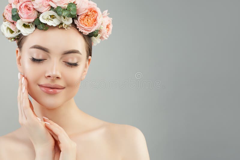 Schönheit, die ihr Gesicht ihre Hand berührt Hübsches offenes Mädchen mit Blumen Gesichtsbehandlung, Face lifting, Antialtern