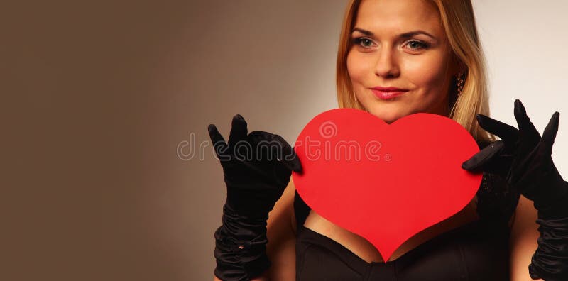 Schönheit, die künstliches Herz hält stockfotos Schönheit, die künstliches Herz hält stockfotos