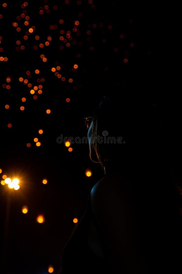 Schönheit, die Loy Krathong-Papierlaternen als bokeh auf Hintergrund in Thailand betrachtet lizenzfreies stockbild Schönheit, die Loy Krathong-Papierlaternen als bokeh auf Hintergrund in Thailand betrachtet lizenzfreies stockbild