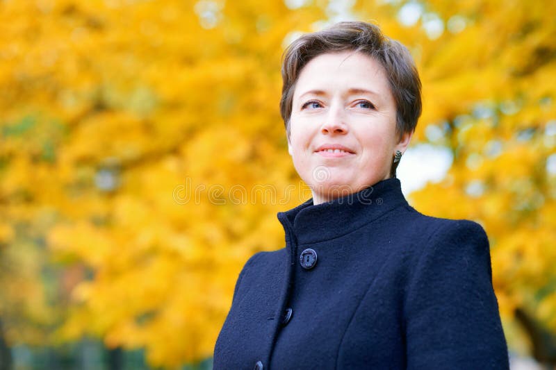 Schönheit, die mit gelben Blättern im Herbststadtpark, Herbstsaison aufwirft stockbilder Schönheit, die mit gelben Blättern im Herbststadtpark, Herbstsaison aufwirft stockbilder