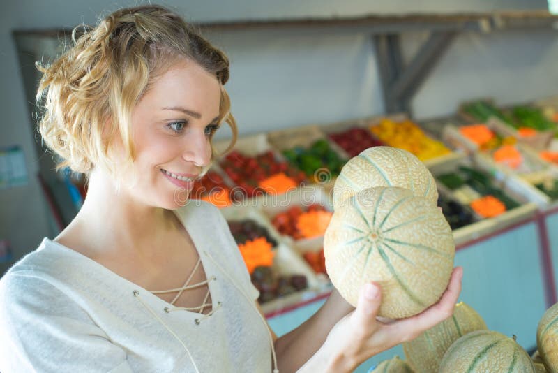 Schönheit, die reife organische Melone wählt stockfotografie Schönheit, die reife organische Melone wählt stockfotografie