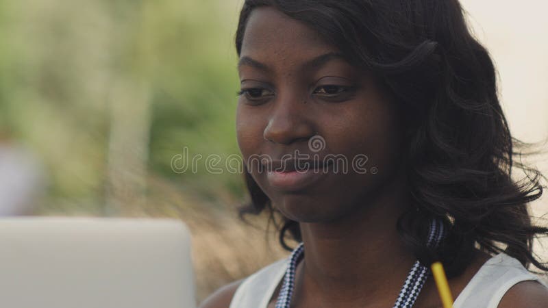 Schönheit, die Videochat auf Laptop-Computer outsite in der Stadt hat stockfotos Schönheit, die Videochat auf Laptop-Computer outsite in der Stadt hat stockfotos