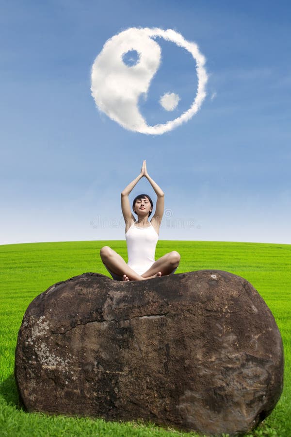 Schönheit, die Yogameditation unter dem Ying Yang-Wolke tut lizenzfreies stockbild Schönheit, die Yogameditation unter dem Ying Yang-Wolke tut lizenzfreies stockbild