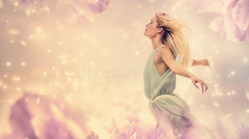 Schönheit in einer rosa Pfingstrosenblumenphantasie lizenzfreie stockfotografie