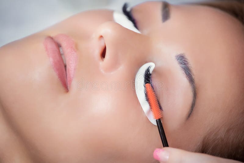 Schönheit mit den langen Wimpern in einem Schönheitssalon stockbilder Schönheit mit den langen Wimpern in einem Schönheitssalon stockbilder