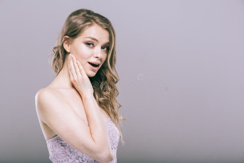 Schönheit mit emotionalem Porträt des blonden Haares stockfotografie Schönheit mit emotionalem Porträt des blonden Haares stockfotografie