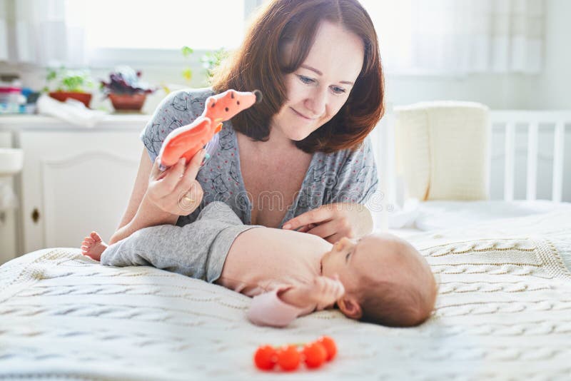 Schönheit mit ihrem entzückenden neugeborenen Baby stockfotografie Schönheit mit ihrem entzückenden neugeborenen Baby stockfotografie