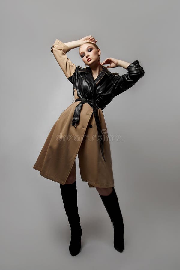 Schönheit Mode junge Frau in Trench Mantel professionelle Gesicht Make-up Mädchen. Frauenporträt auf weißem Hintergrund. Federklei stockfoto