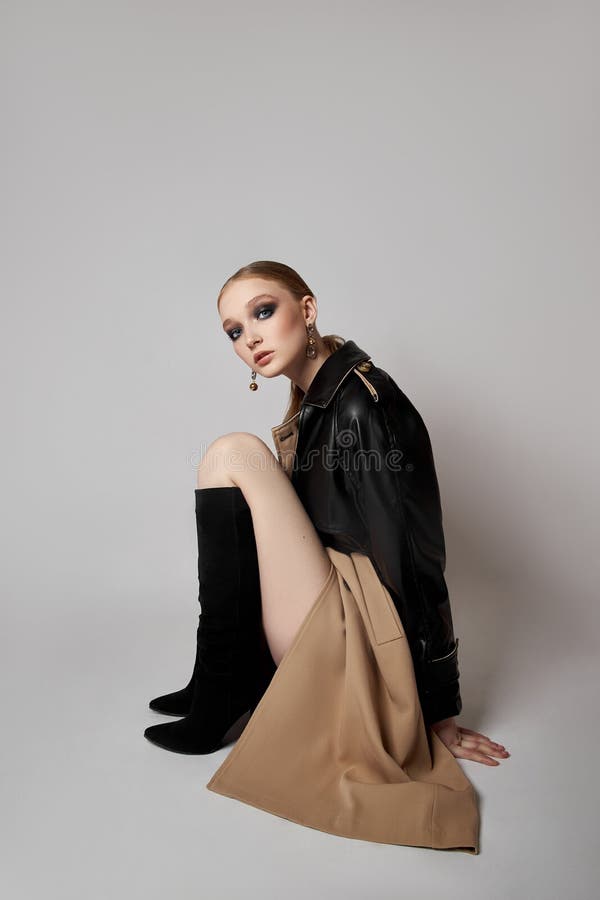 Schönheit Mode junge Frau in Trench Mantel professionelle Gesicht Make-up Mädchen. Frauenporträt auf weißem Hintergrund. Federklei stockfoto