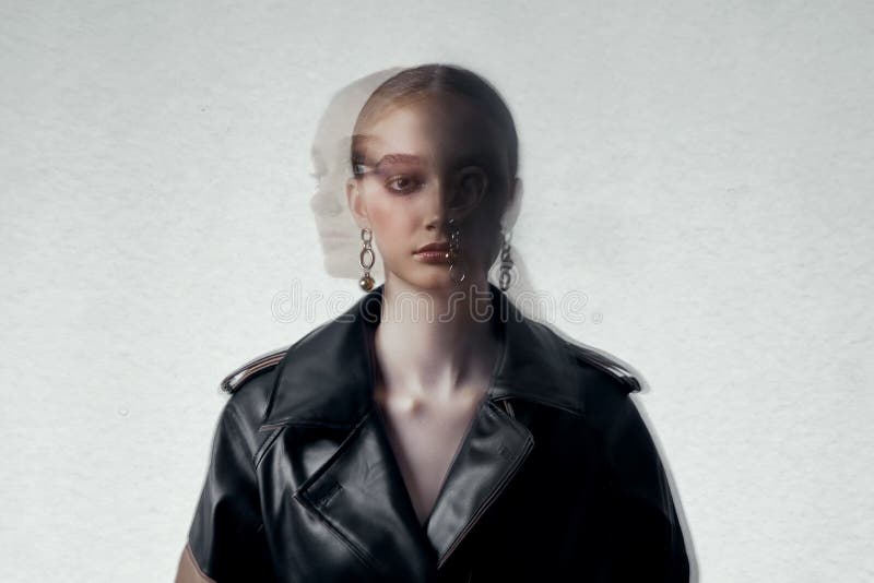 Schönheit Mode junge Frau in Trench Mantel professionelle Gesicht Make-up Mädchen. Frauenporträt auf weißem Hintergrund. Federklei lizenzfreies stockbild