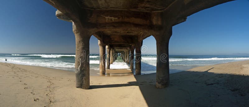 Schönheit unter dem Manhattan- Beachpier lizenzfreie stockfotografie Schönheit unter dem Manhattan- Beachpier lizenzfreie stockfotografie