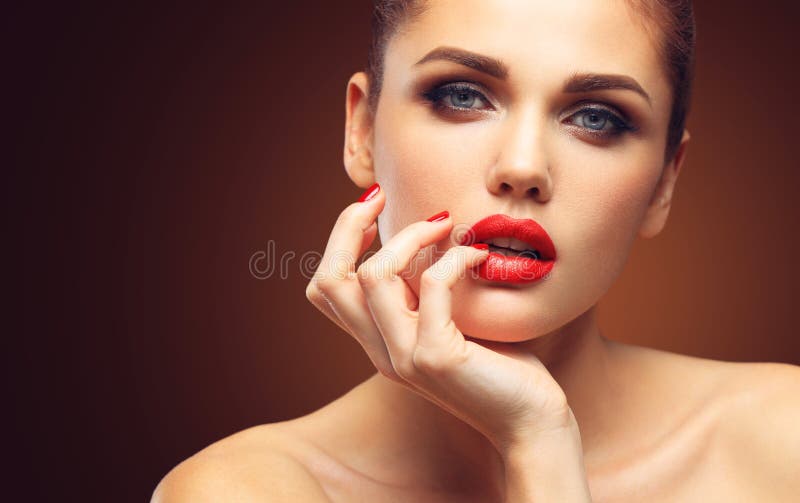 Schönheit vorbildliches Woman mit langem gewelltem Haar Browns Gesundes Haar und schönes Berufsmake-up Rote Lippen und rauchige A stockbilder Schönheit vorbildliches Woman mit langem gewelltem Haar Browns Gesundes Haar und schönes Berufsmake-up Rote Lippen und rauchige A stockbilder
