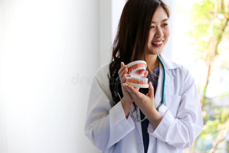 Schönheits-Doktor zeigt auf einen Knochen im Dorn den Plan des Kniegelenks mit Patienten stockbild Schönheits-Doktor zeigt auf einen Knochen im Dorn den Plan des Kniegelenks mit Patienten stockbild