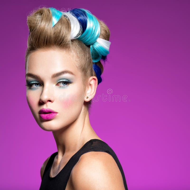 Schönheits-Mode-Modell Girl mit dem kreativen Haar stockbilder Schönheits-Mode-Modell Girl mit dem kreativen Haar stockbilder