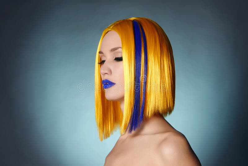Schönheits-Mode-Mädchen mit dem bunten gefärbten Haar stockbild Schönheits-Mode-Mädchen mit dem bunten gefärbten Haar stockbild