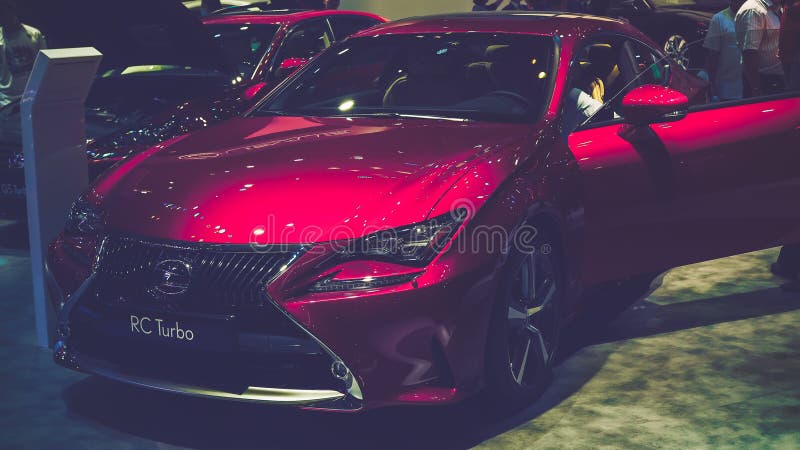 Schönheits-Modell- und Lexus-RC Turbo Auto auf Anzeige an Vietnam-Autoausstellung 2017 lizenzfreie stockfotografie Schönheits-Modell- und Lexus-RC Turbo Auto auf Anzeige an Vietnam-Autoausstellung 2017 lizenzfreie stockfotografie