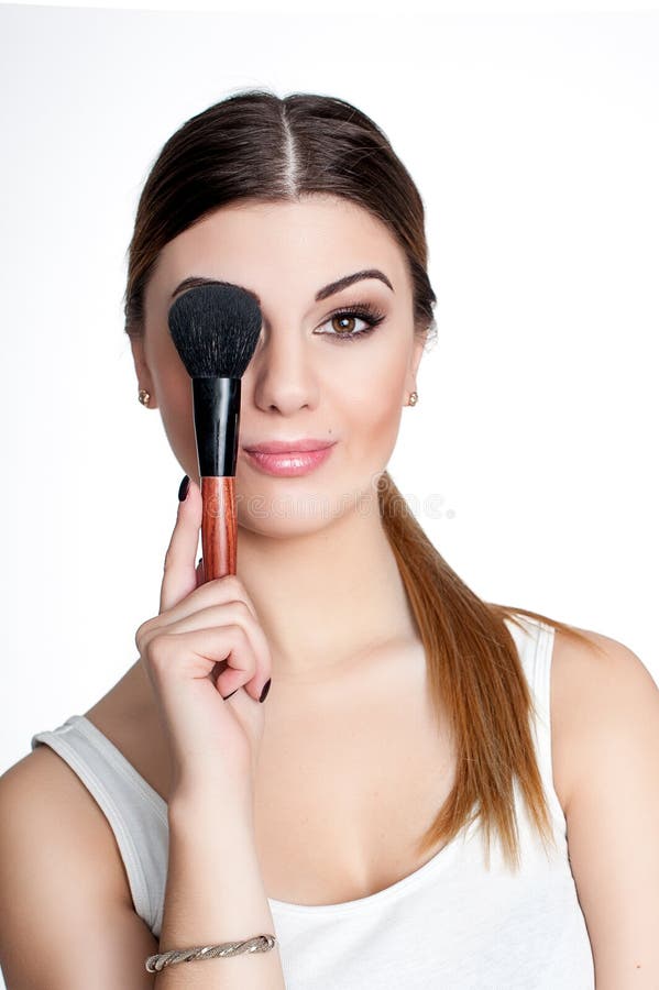 Schönheits-Mädchen bilden Künstler mit Make-upbürste Heller Feiertag machen Brunette-Frau mit Brown-Augen wieder gut Schönes Gesi lizenzfreie stockbilder Schönheits-Mädchen bilden Künstler mit Make-upbürste Heller Feiertag machen Brunette-Frau mit Brown-Augen wieder gut Schönes Gesi lizenzfreie stockbilder