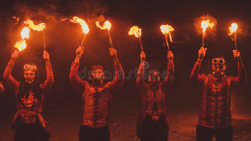 Schönheitsfeuerzeigung in der Dunkelheit stockfotografie Schönheitsfeuerzeigung in der Dunkelheit stockfotografie
